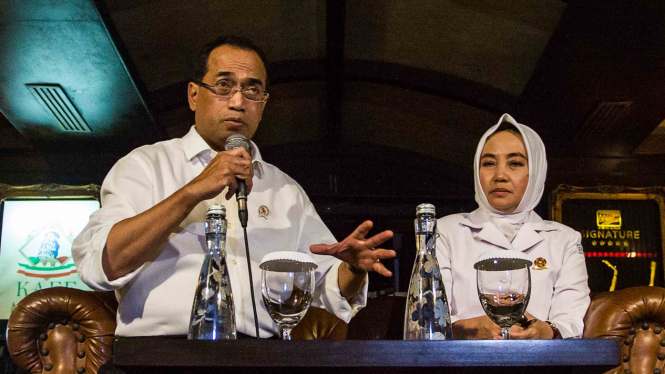 Menteri Perhubungan Budi Karya Sumadi (kiri) dan Kepala Badan Meteorologi, Klimatologi dan Geofisika (BMKG) Dwikorita Karnawati (kanan)