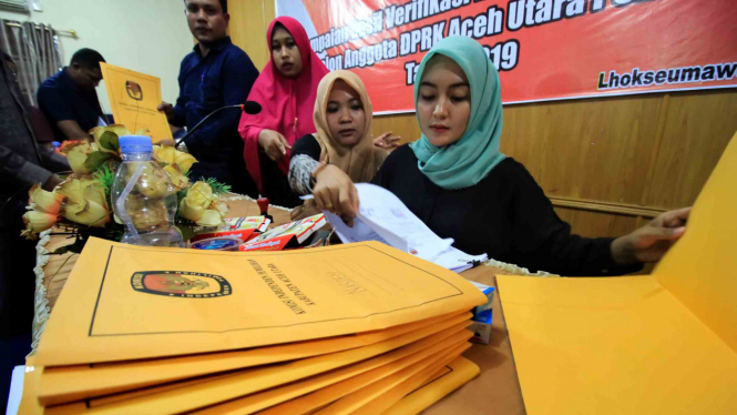 Verifikasi kelengkapan admintrasi bakal calon legislatif (bacaleg) di kantor KIP Aceh