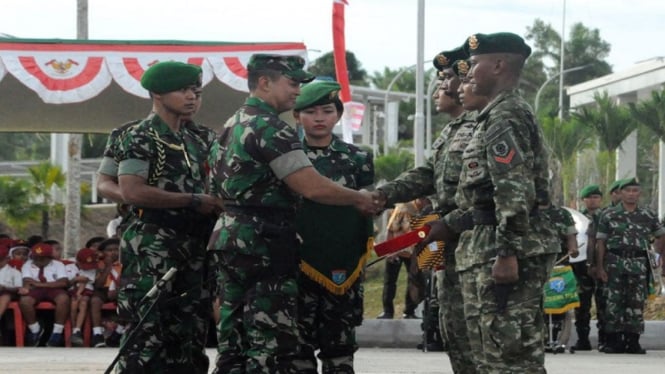 Pangdam XII / Tanjunpura Mayjen TNI Andika Perkasa memberikan penghargaan 