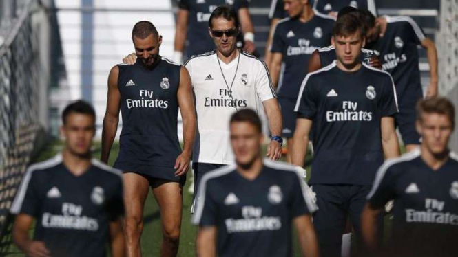 Pelatih Real Madrid, Julen Lopetegui bersama para pemain.