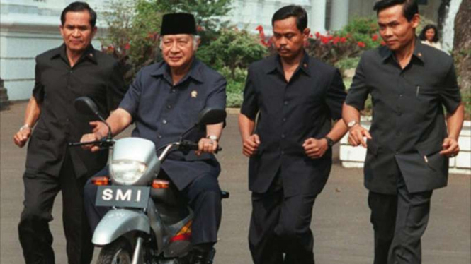 Presiden Soeharto saat menjajal motor SMI Expressa