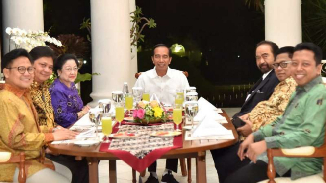 Romahurmuziy (kanan) saat pertemuan Jokowi dengan para petinggi partai koalisi.