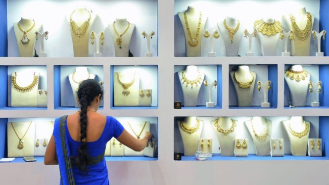 Para pegawai toko perhiasan dan pakaian mengatakan mereka tidak diperbolehkan duduk sepanjang hari. - Getty Images
