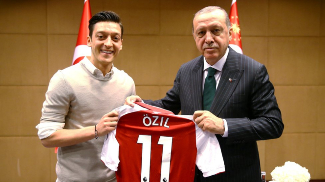Gelandang Arsenal, Mesut Ozil dikritik setelah bertemu Presiden Turki, Recep Tayyip Erdogan, di London, pada Mei lalu. - Reuters