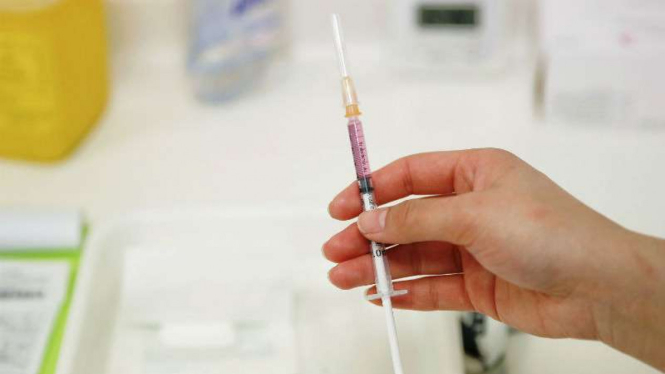 Pemberian vaksin di salah satu rumah sakit di Beijing, China