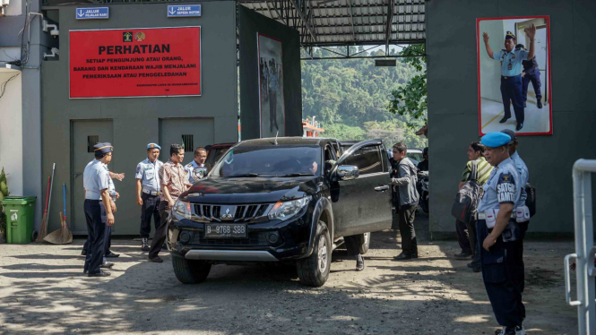 Petugas lapas melakukan pemeriksaan terhadap pengunjung yang akan menyeberang ke Nusakambangan, di Dermaga Penyeberangan Wijayapura, Cilacap, Jawa Tengah