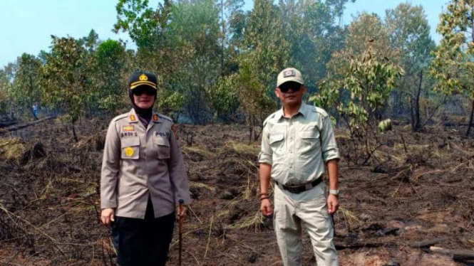 Kepala Polres Kabupaten Musi Banyuasin AKBP Andes Purwanti usai berpatroli udara terpadu untuk memantau kebakaran hutan, kebun dan lahan di wilayah itu pada Selasa, 24 Juli 2018.