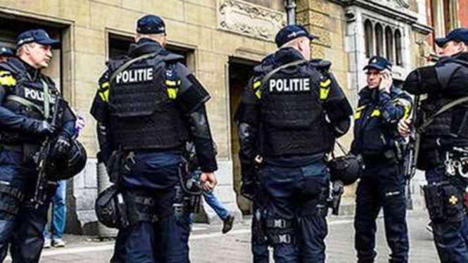 Polisi Belanda saat berpatroli beberapa waktu lalu.