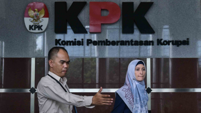 Artis Inneke Koesherawati (kanan) usai menjalani pemeriksaan di Gedung KPK