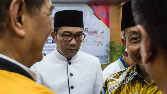 Gubernur Jawa Barat terpilih Ridwan Kamil (kedua kiri)