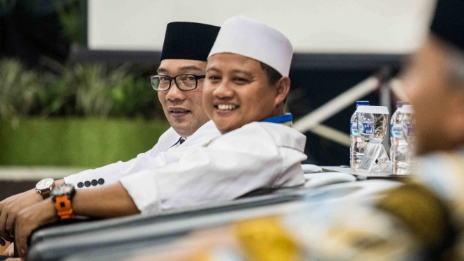 Pasangan Gubernur dan Wakil Gubernur Jawa Barat terpilih Ridwan Kamil (kiri) dan Uu Ruzhanul Ulum (kedua kiri)