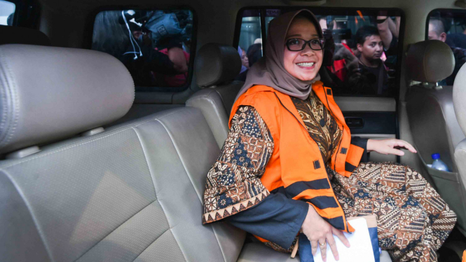 Wakil Ketua Komisi VII DPR Eni Maulani Saragih masuk kedalam mobil tahanan seusai diperiksa di gedung KPK, Jakarta