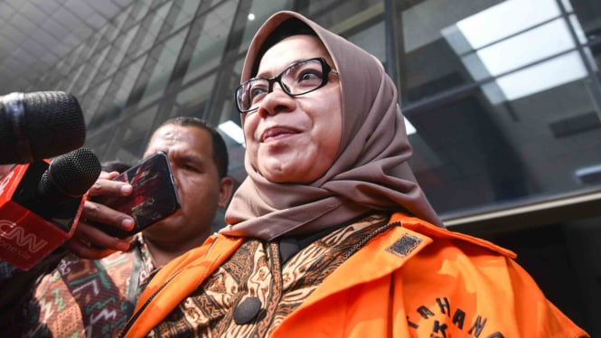 Wakil Ketua Komisi VII DPR Eni Maulani Saragih meninggalkan gedung KPK seusai diperiksa di Jakarta