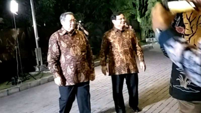 Ketua Umum Partai Demokrat, Susilo Bambang Yudhoyono bertemu Prabowo Subianto