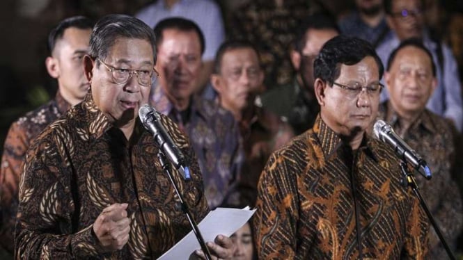 Ketua Umum Partai Demokrat, Susilo Bambang Yudhoyono bersama Ketua Umum Gerindra, Prabowo Subianto