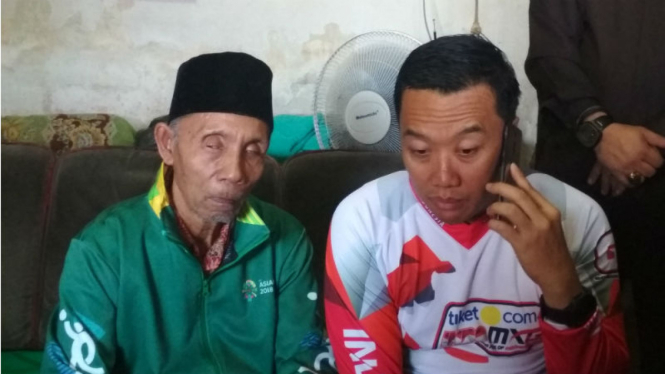 Mantan atlet difabel, Soeharto, bersama Menpora Imam Nahrawi