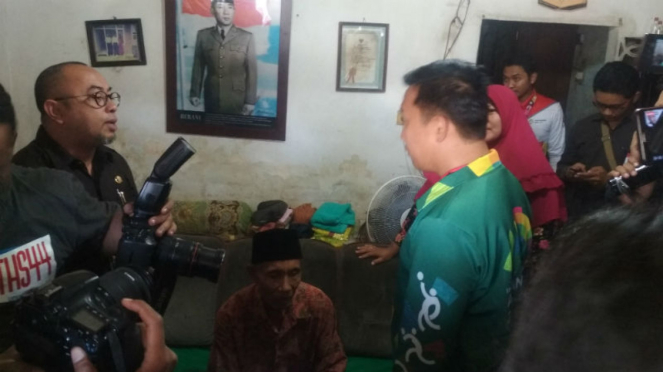 Menpora Imam Nahrawi saat mengunjungi mantan atlet difabel, Soeharto