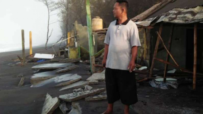 Gelombang pasang menerjang pesisir pantai selatan Yogyakarta.