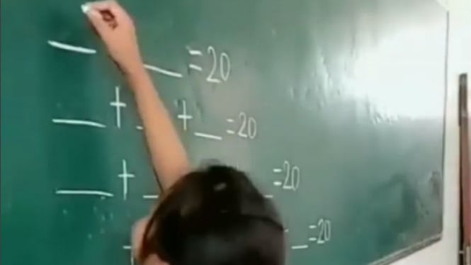 Seorang anak kerjakan soal matematika.