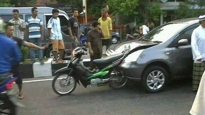 Motor Honda Supra ditabrak mobil Nissan Grand Livina