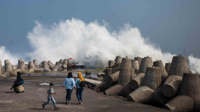 Gelombang tinggi di melanda sejumlah wilayah pesisir di Indonesia