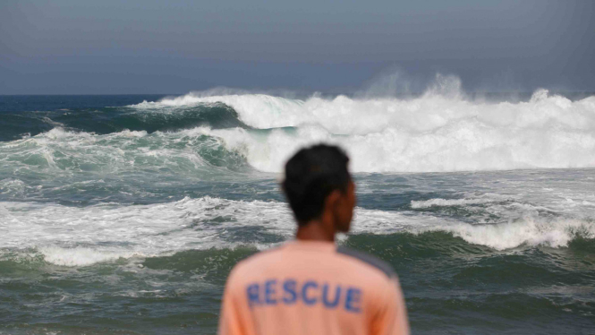 Seorang petugas memantau kondisi gelombang laut beberapa waktu lalu. Gelombang tinggi kerap melanda sejumlah wilayah pesisir di Indonesia. (Foto ilustrasi)