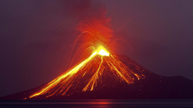 Lava Gunung Anak Krakatau pada 25 Juli 2018 pukul 15:46:42 wib.