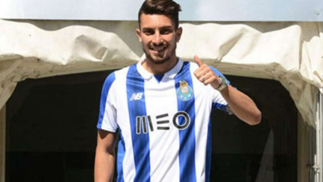 Bek FC Porto, Alex Telles.