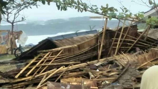 Rumah rusak diterjang gelombang tinggi di Kecamatan Cihara, Lebak Banten