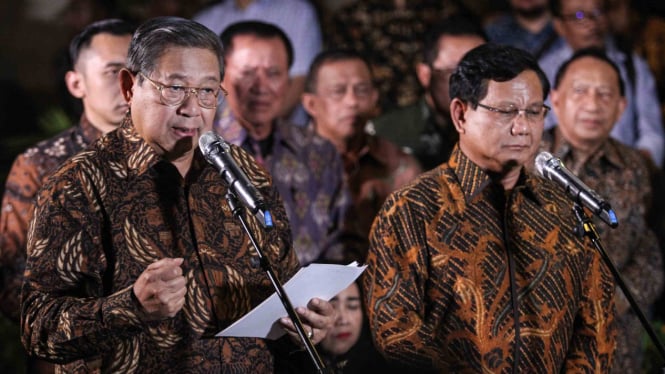 Ketua Umum Partai Demokrat Susilo Bambang Yudhoyono (kiri) bersama Ketua Umum Partai Gerindra Prabowo Subianto (kanan)