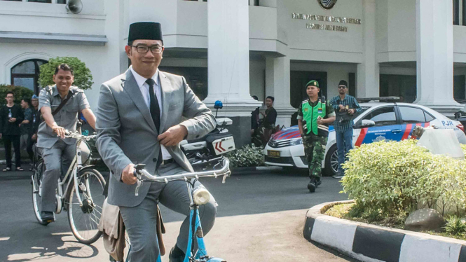 Gubernur Provinsi Jawa Barat terpilih, Ridwan Kamil menaiki sepeda