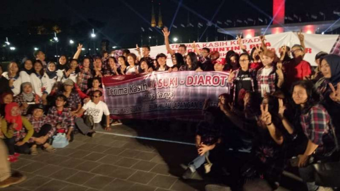 Relawan Ahok-Djarot menghadiri peresmian revitalisasi Taman Lapangan Banteng