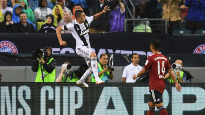 Striker Juventus, Andrea Favilli, rayakan gol ke gawang Bayern Munich.