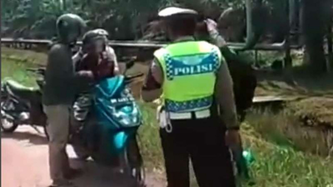 Polantas Polres Tanjung Jabung Timur saat temukan pemotor boncengi mayat.