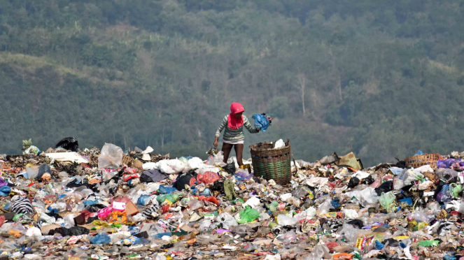 Pemulung memilah sampah plastik dari tumpukan sampah di Tempat Pembuangan Akhir (TPA) Jatibarang, Semarang, Jawa Tengah