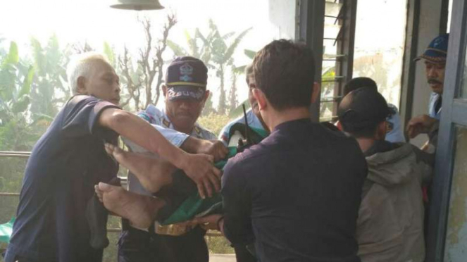 Petugas mengevakuasi jenazah Ali dari menara 7 LP Sorong.