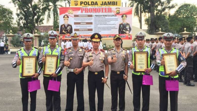 Kapolda Jambi memberikan penghargaan 4 anggota Polres Tanjung Jabung Timur