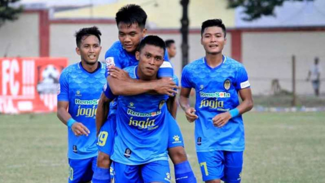Para pemain PSIM Yogyakarta merayakan gol