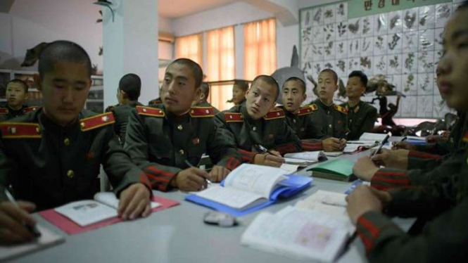 Sekolah di Korea Utara dilengkapi simulator jet, pelontar granat dan tank