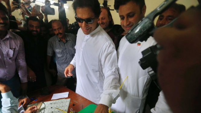 Partai pimpinan Imran Khan untuk sementara unggul dalam penghitungan suara.