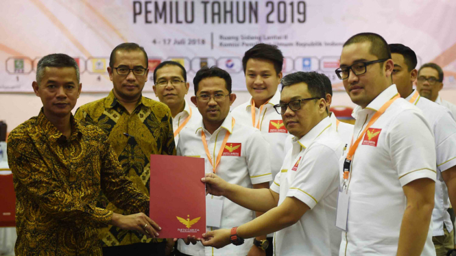 Ketua Umum Partai Garuda Ahmad Ridha Sabana (kedua kanan) menyerahkan daftar bakal calon Legislatif kepada Komisioner KPU Wahyu Setiawan (kiri) di Kantor KPU, Jakarta