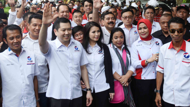 Ketua Umum Partai Perindo Hary Tanoesoedibjo (kedua kiri) melambaikan tangan saat mendaftarkan partainya ke KPU Pusat di Jakarta