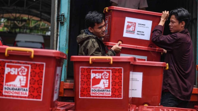 Simpatisan Partai Solidaritas Indonesia (PSI) mengangkat boks-boks berisikan berkas pendaftaran Pemilu 2019 untuk diserahkan kepada KPU di Gedung KPU, Jakarta
