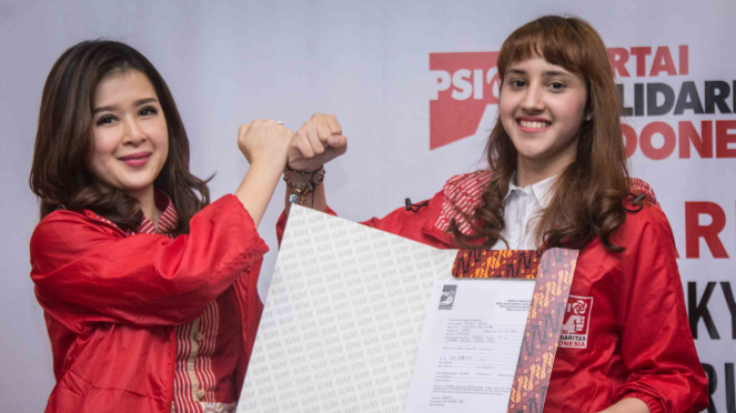 Ketua Umum Partai Solidaritas Indonesia (PSI) Grace Natalie (kiri) bersama Calon Legislatif (Caleg) PSI yang juga Ketua DPP PSI Bidang Eksternal Tsamara Amany (kanan)