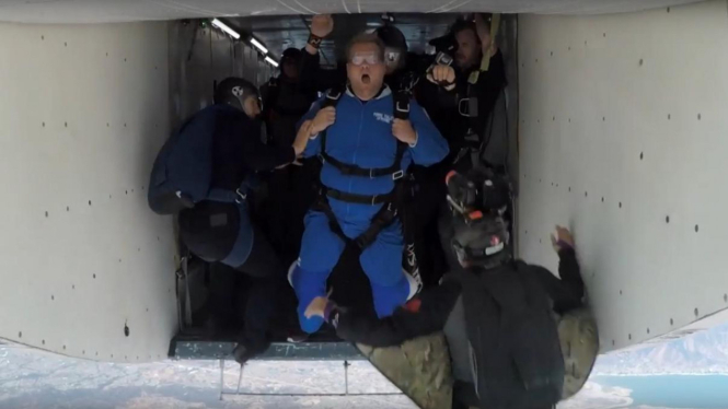 James Corden dan Tom Cruise Skydiving