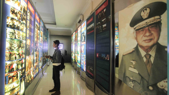 Pengunjung mengamati koleksi museum yang dipamerkan di Museum HM Soeharto, Kemusuk, Argomulyo, Sedayu, Bantul, DI Yogyakarta