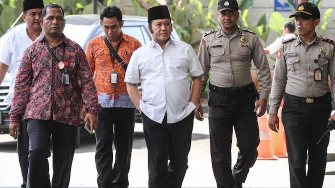 Bupati Lampung Selatan Zainudin Hasan (tengah) digiring ke Gedung KPK usai OTT.