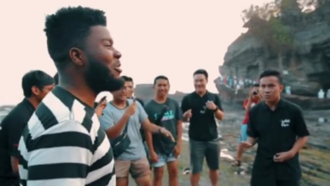 Khalid saat bernyanyi bersama fans di dekat pantai