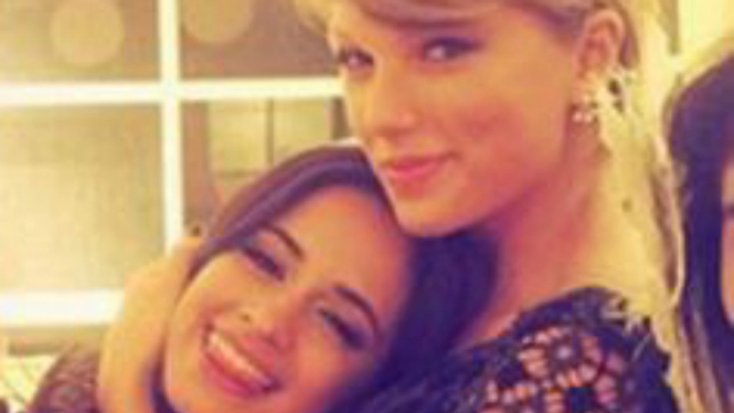 Taylor Swift dan Camila Cabello.