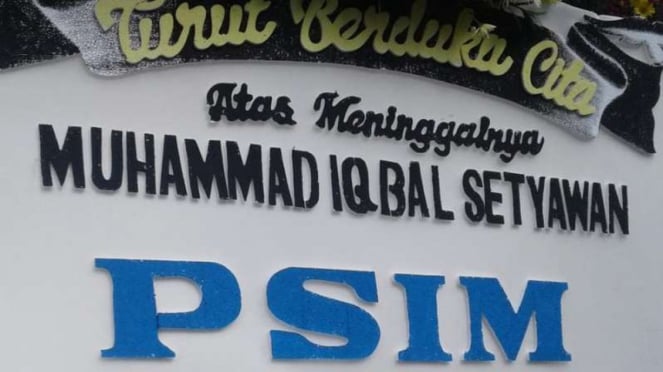 Karangan bunga untuk mendiang Muhammad Iqbal Setiawan